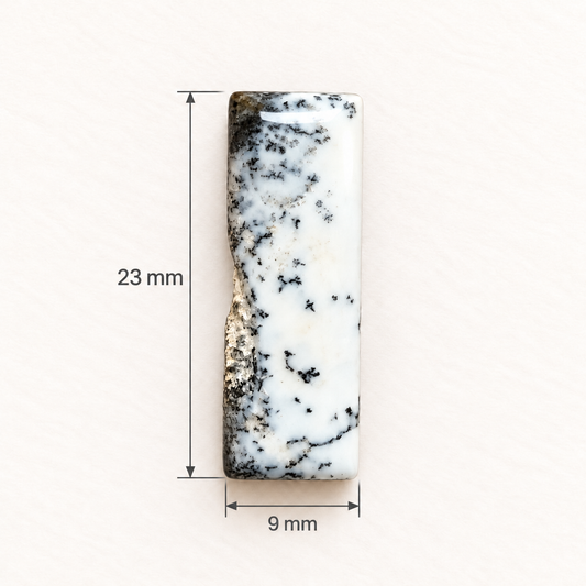 Dezelfde dendrietopaal cabochon met maataanduiding: 23 millimeter hoog en 9 millimeter breed