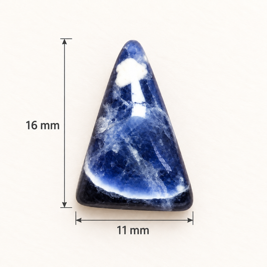Dezelfde sodaliet cabochon met maataanduiding: 16 millimeter hoog en 11 millimeter breed